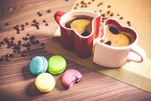 What is breakfast blend coffee, heart-shaped coffee mugs