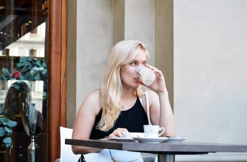 How long to perk coffee, blond lady drinking coffee