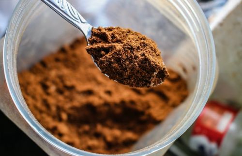 Can you mix protein powder with coffee, powdered coffee grounds with a spoon